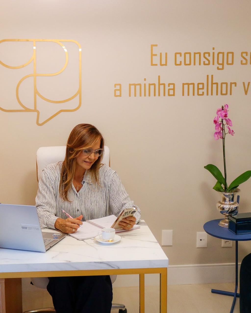 Profissional da Clínica Mente Positiva no consultório